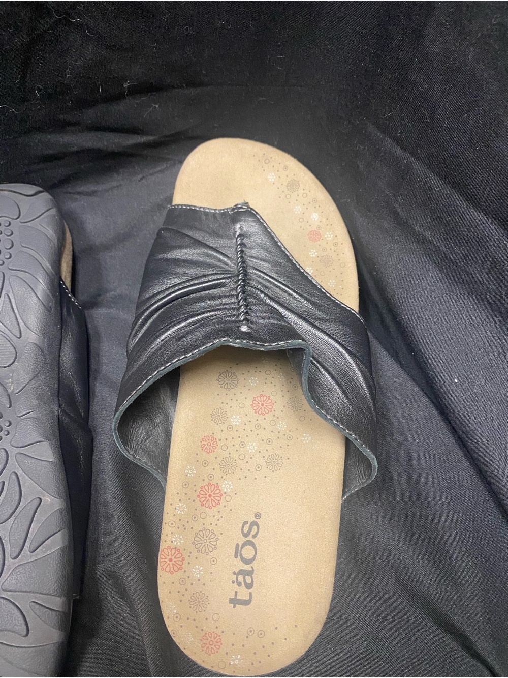 Taos Footwear Black Leather Ruched Toe-Post Slide Sandals - Picture 4 of 5